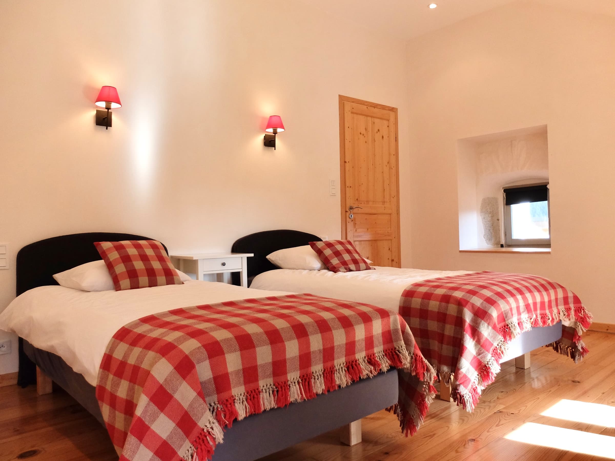 Chambre N° 2 à l'étage : 15 m2 -3 fenêtres - exposition sud vue sur le jardin- armoire -2 lits de 90X200. convecteur électrique - chaise ...