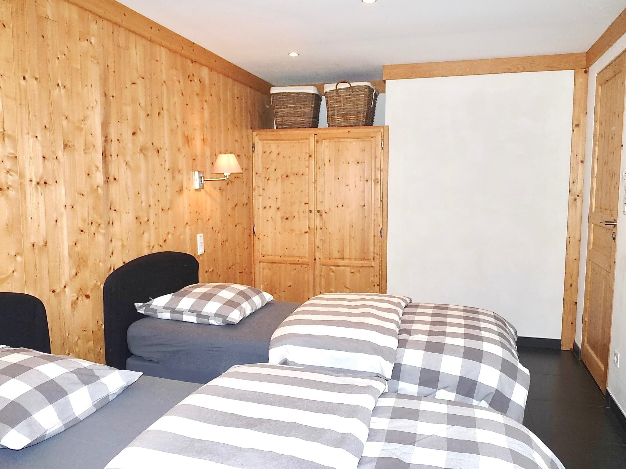 Chambre N°3 R. de Ch. : 12 m2 - 1 fenêtre-exposition sud-vue sur le jardin- armoire - 2 lits de 90X200- chauffage au sol.