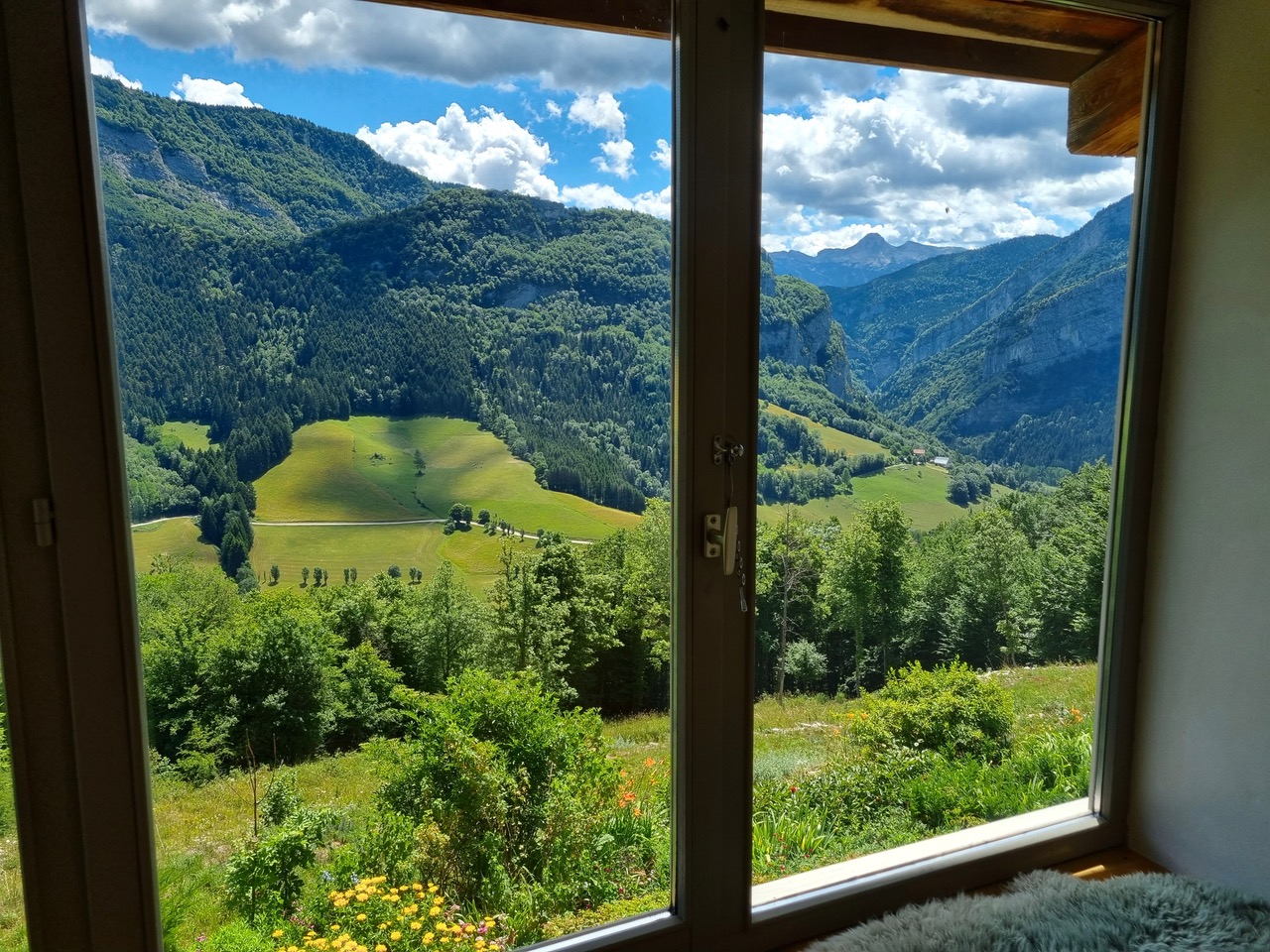 vue d'été de la cuisine location à Rencurel