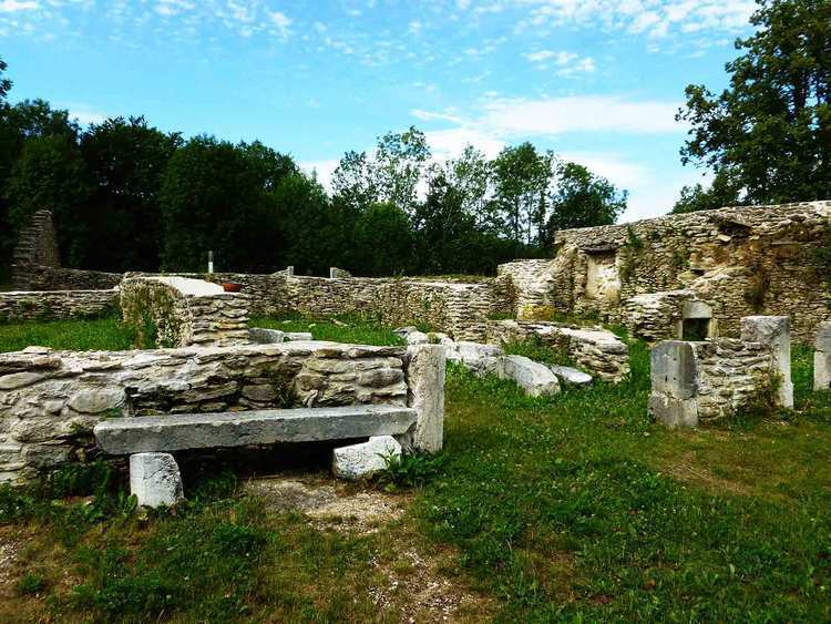 Ruines d'anciennes fermes à la Goulandière à Rencurel dans le Vercors