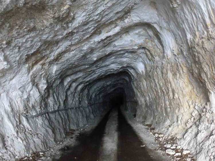 route taillée dans la pierre