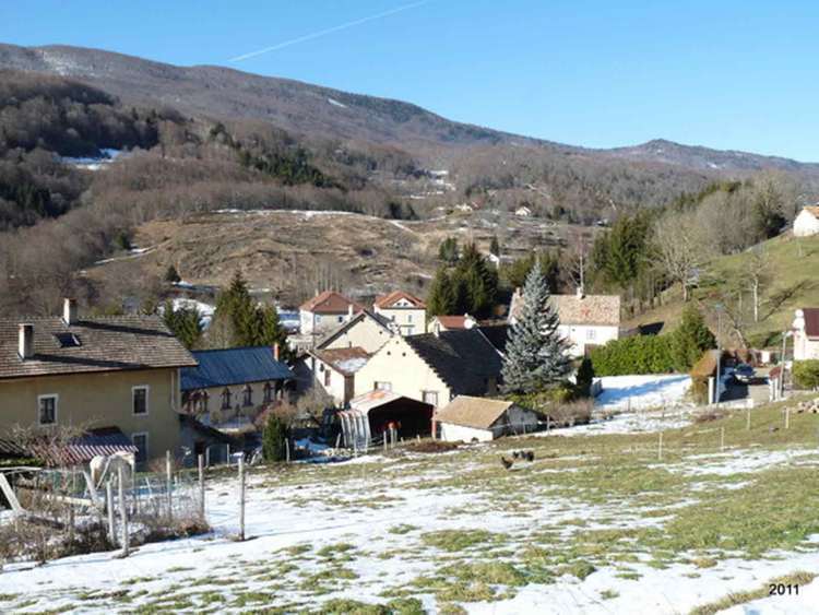 Le bourg de Rencurel avec la forêt des Coulmes